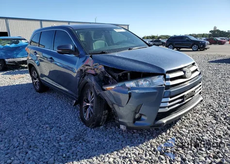 2017 Toyota Highlander Le z USA, uszkodzony, nr VIN 5TDZZRFH6HS221898